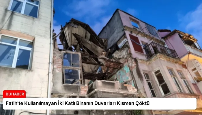 Fatih’te Kullanılmayan İki Katlı Binanın Duvarları Kısmen Çöktü